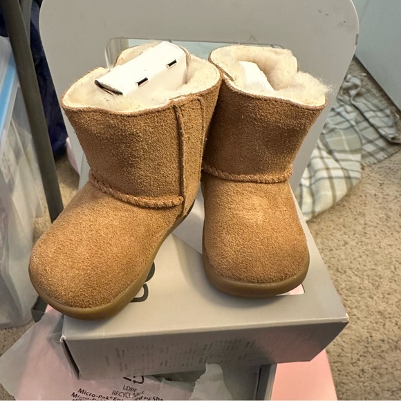 UGG Tan Kids Boots 2/3 infant - Picture 1 of 8